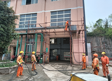 硝區(qū)大修進行時，弘旭隊伍亮旗幟